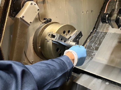 未経験歓迎！カンタン軽作業★【部品を加工機へセット取り出し】＼広...