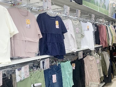 ワークマンプラスでカジュアルウェアなどの販売