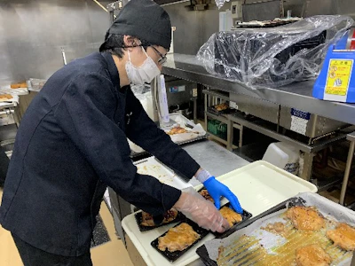 スーパーで惣菜の簡単な調理・パック詰めスタッフ