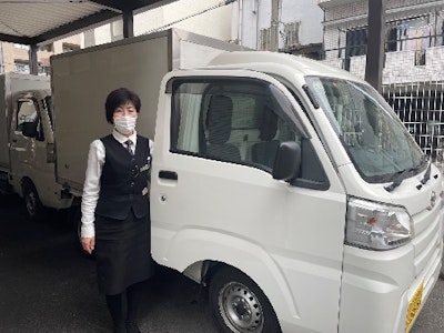 冠婚葬祭場での仕出し料理配送スタッフ