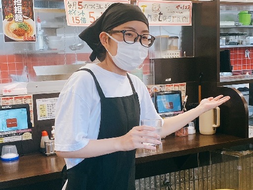 【選べるシフト制】ラーメン店のホールスタッフ《Wワーク歓迎！ 扶...