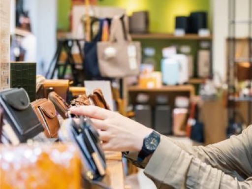 【バックや雑貨の接客販売♪】週3日～で家庭と両立可能！髪色ネイル...