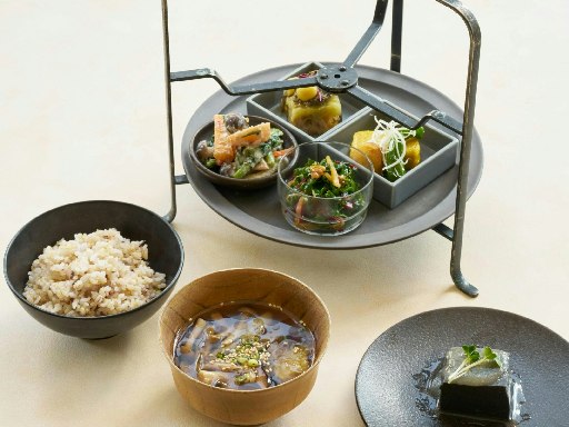 【ディナータイム限定】コスメブランド『THREE』が展開するレス...