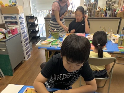 未経験歓迎の子どもの絵画造形教室でアシスタントスタッフ