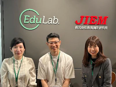 在宅ワークの東証グロース市場上場企業の人事事務スタッフ