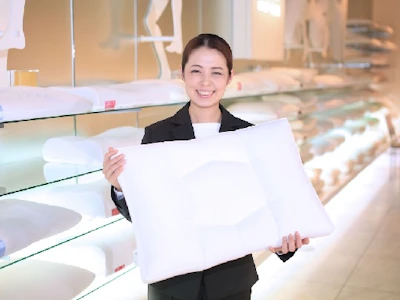 主婦(夫)が活躍中の枕の接客販売スタッフ