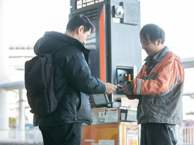 （新宿駅西口）送迎バスのご案内スタッフ