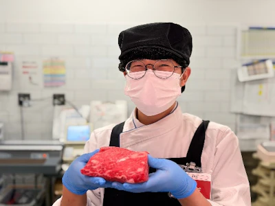 精肉コーナーでの加工・パック詰め
