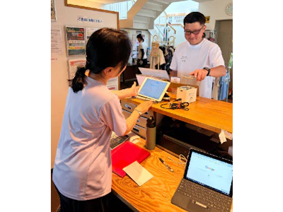 パデルスクールのフロントスタッフ