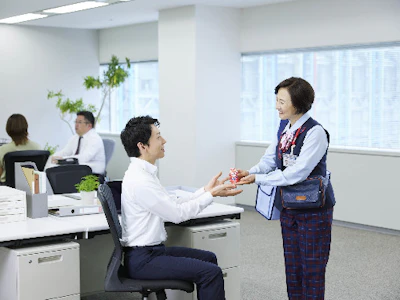 しゅふの働くを応援！

[求人概要]:
＼保育料助成あり／《ヤクルトスタッフ》★平日14時まで＆扶養内OK【月10万円～・収入補償あり】子どもが熱を出してもお互い様♪子育てママ・しゅふ活躍中

[職種名]: ヤクルトスタッフ

[勤務地・最寄駅]:
神奈川県横浜市青葉区黒須田33-1 ピュアコートあざみの
ヤクルトあざみ野センター
あざみ野駅　徒歩26分

[勤務日数]:
週4～5日
09:00～14:00
月／火／水／木／金 などから選べます
長期【3ヶ月以上】
【勤務時間（例）】
9:00～14:00

【休暇・休日】
土日祝（月・週4日勤務の場合）
12/30～1/3（暦による）

[… ＼保育料助成あり／《ヤクルトスタッフ》★平日14時まで＆扶養内OK【月10万円～・収入補償あり】子どもが熱を出してもお互い様♪子育てママ・しゅふ活躍中