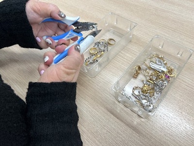 未経験歓迎の地金の仕分け・検品（軽作業、事務）