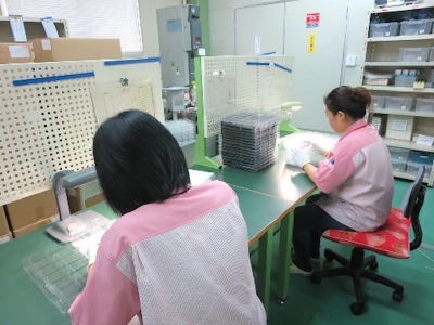 電子部品の組み立てスタッフ